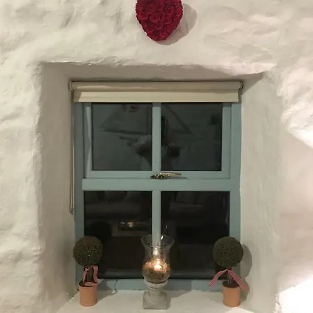 בית נופש The Old Cottage, Achill