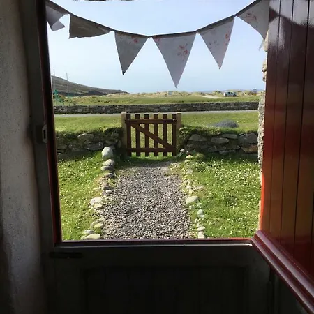 בית נופש The Old Cottage, Achill