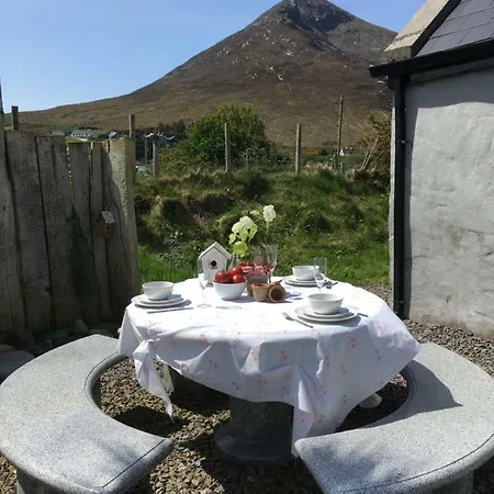 בית נופש The Old Cottage, Achill
